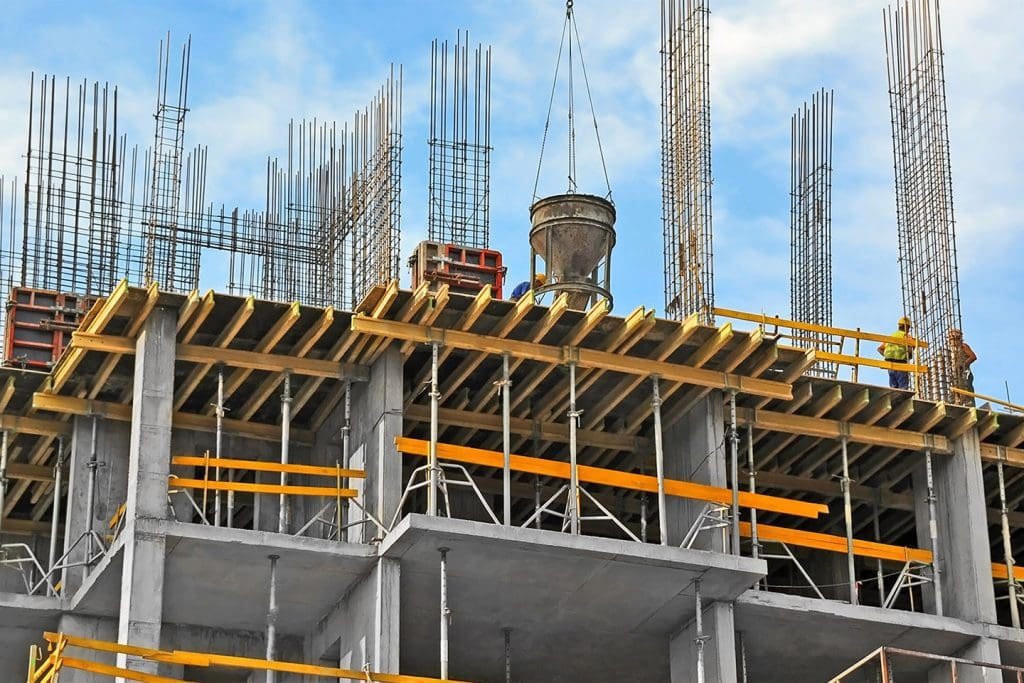 Edukasi mengenai proses pengecoran beton pada struktur bangunan tinggi untuk keamanan proyek