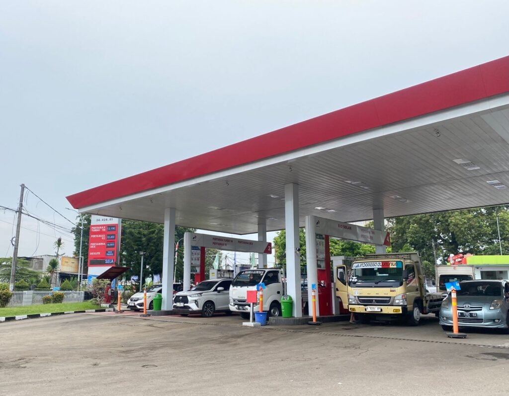 Papan harga BBM Pertamina Dex dan Dexlite di SPBU April 2026 untuk operasional konstruksi.