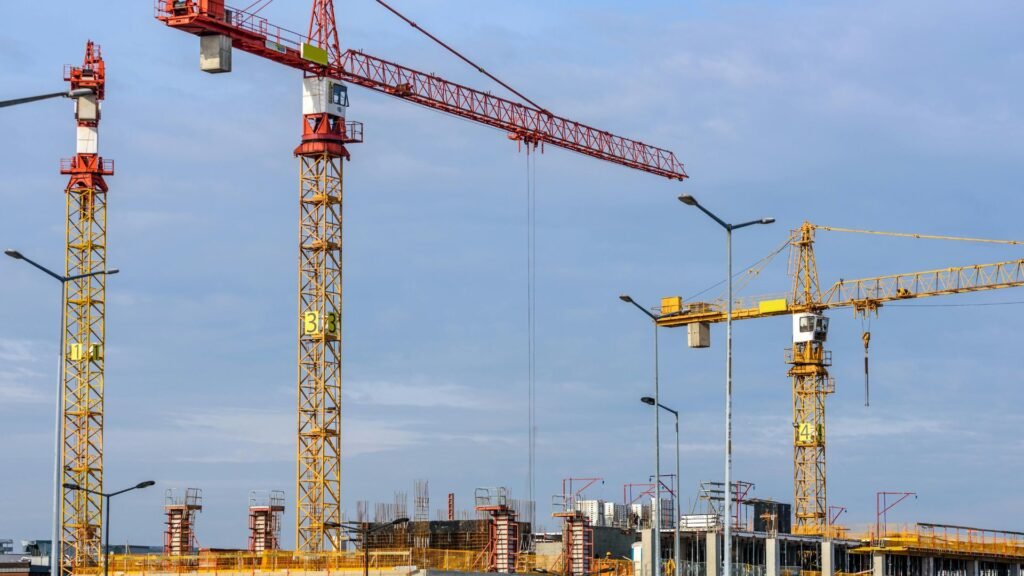 Deretan tower crane di lokasi proyek infrastruktur yang terdampak kenaikan biaya logistik 2026.